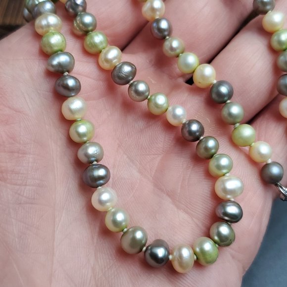 18 Inch Sterling Silver Beautiful Light Colored Pearls Necklace - Picture 3 of 6